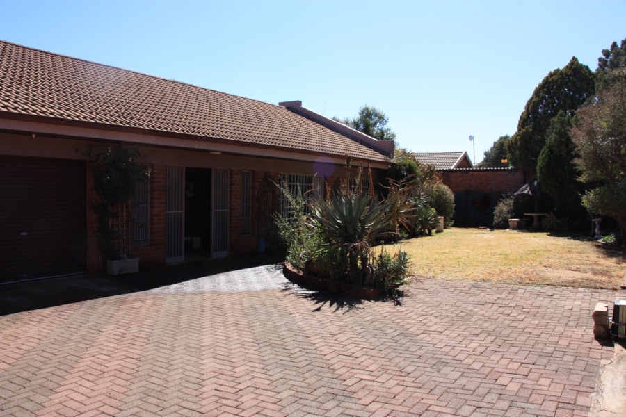 4 Bedroom Property for Sale in Langenhovenpark Free State